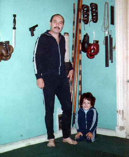 Padre e Hijo en el Dojo familiar dentro de la casa - 1979