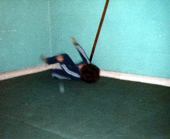 Vctor Barcel haciendo sus primeras cadas (ukemis) a la edad de 3 aos 1979